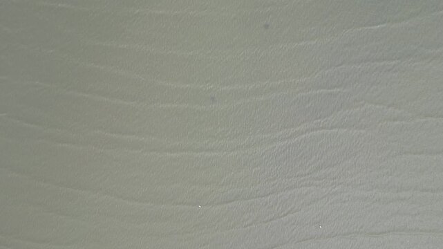 파타야 북부 어촌마을 나끌루아 해변의 갯벌에서 만난 부드러운 파도 물결의 패턴 