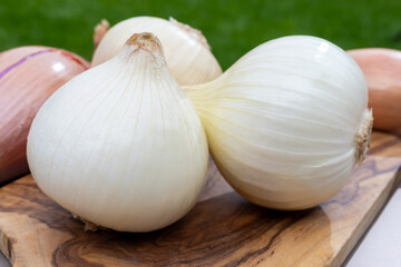 Obraz premium White sweet doux french salad and purple shallots onions vegetables on food market close up