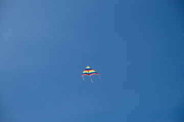 Cometa colorida volando en el cielo