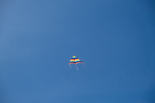 Cometa colorida volando en el cielo