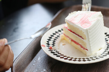 Eat cake at a coffee shop