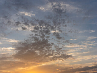 オレンジ色に輝く朝焼けの空