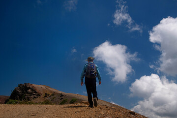 北アルプスを登山する男性