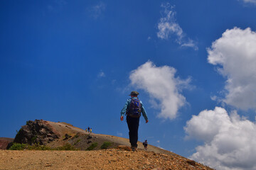 北アルプスを登山する男性