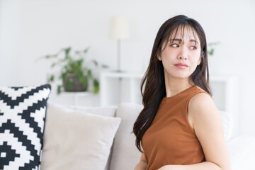 Naklejka premium 部屋でリラックスする若い女性