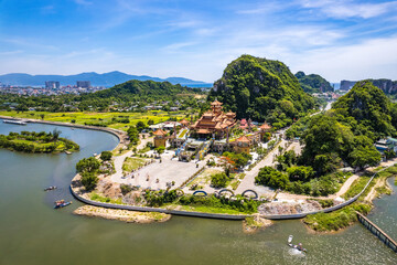 Obraz premium Quan The Am Pagoda in Da Nang, marble mountains, Vietnam