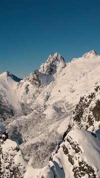 Invierno en la Monta&ntilde;a - Drone Video Vertical