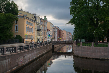 Obraz premium View of the Admiralty Canal embankment in front of the Park of Culture and Recreation on the island of New Holland on a summer day, St. Petersburg, Russia