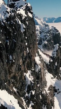Invierno en la Monta&ntilde;a - Drone Video Vertical