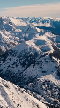 Invierno en la Monta&ntilde;a - Drone Video Vertical