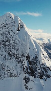 Invierno en la Monta&ntilde;a - Drone Video Vertical