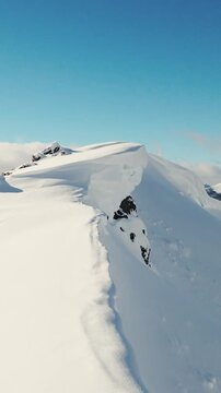 Invierno en las Monta&ntilde;as - Drone Vertical Reel