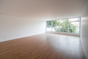 Sala amplia de departamento con mampara y vista a jardin