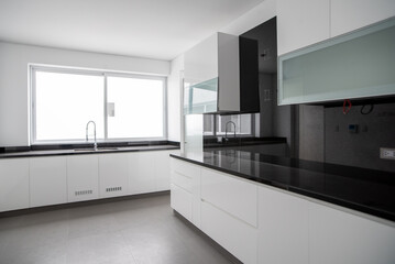 Cocina con acabados de lujo en departamento familiar