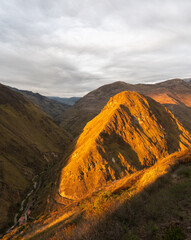 Coucher de soleil sur la montagne Nez du Diable. Voie ferrée au soleil couchant. Nariz del Diablo,...