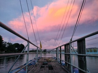 Obraz premium bridge at sunset