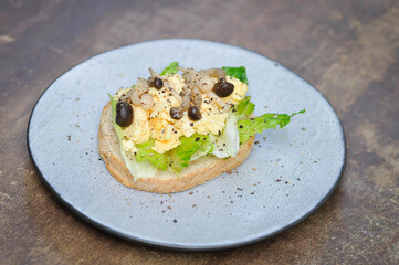 bread with egg ,lettuce and mushroom topping