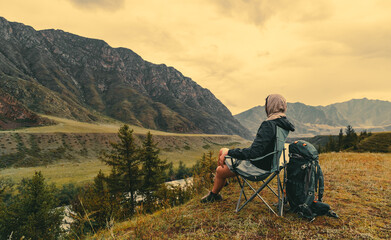 Naklejka premium person sitting on camping chair