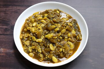 Aluche fatfate or alu wal chi patal bhaji is a traditional, authentic Maharashtrian dish. colocasia leaves and lima beans curry. It has a sweet and sour taste. Valachi aamti. Fadfade. Monsoon recipes.