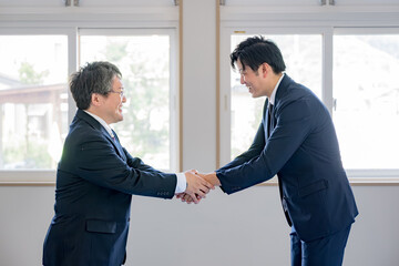 握手するビジネスマン