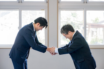 握手するビジネスマン