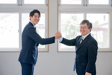 がっちり握手するビジネスマン