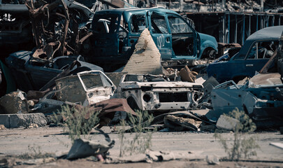 destroyed cars in a city lost in the war in Ukraine