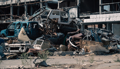 destroyed cars in a city lost in the war in Ukraine