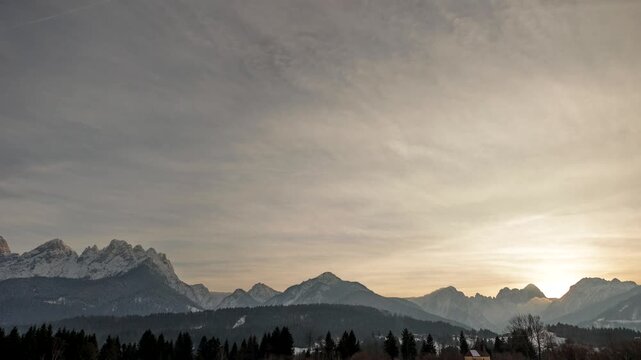 dal tramonto alla notte. video ad intervallo di tempo con vista panoramica su ambiente naturale di montagna innevato nel nord est Italia, in inverno, mentre il sole tramonta dietro i monti lontani