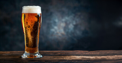 Un vaso de cerveza con espuma sobre una mesa de madera sobre un fondo oscuro, espacio para copiar texto y decoración, vista frontal. foto real