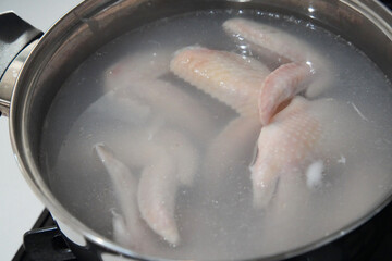 手羽先を茹でる様子