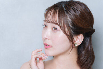 スキンケアする若い女性（美容・ビューティー）