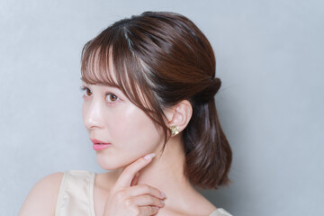 スキンケアする若い女性（美容・ビューティー）