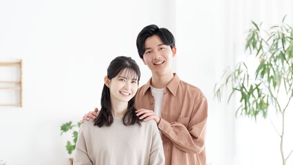 女性の肩に手を置く男性