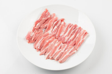   The meat attached to the joint between the neck and loin of a pig. It is a pentagon-shaped piece of meat the size of a person's palm.