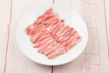   The meat attached to the joint between the neck and loin of a pig. It is a pentagon-shaped piece of meat the size of a person's palm.