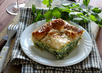 Cucina greca tradizionale. Torta greca Spanakopita, pasta fillo con ripieno di spinaci e formaggio. Direttamente sopra.