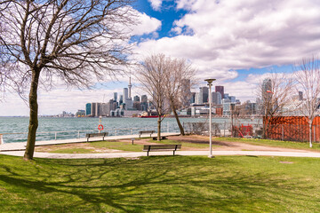 Obraz premium Toronto waterfront and skyline seen from a city park in spring room for text