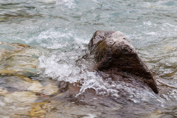 Obraz premium Detailes of water flowing in the Avisio stream - Val di Fassa - Italy