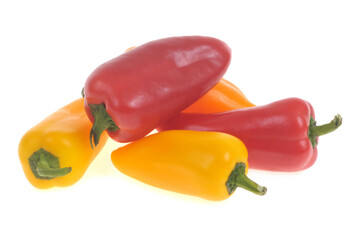 Mini poivrons rouges et jaunes en gros plan sur fond blanc