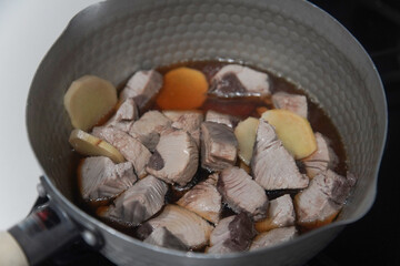 カツオの角煮を作る様子