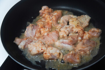 牛ホルモンを焼く様子