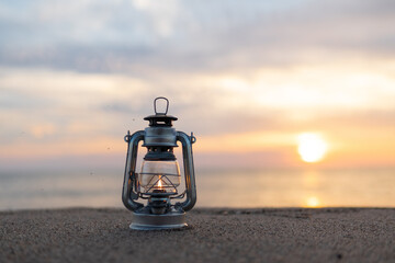 夕日の海とオイルランタン