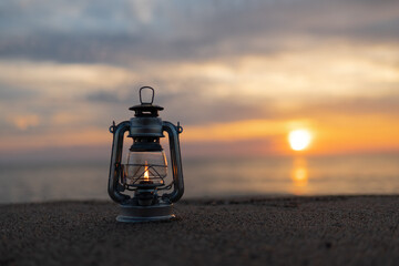 夕日の海とオイルランタン © 歌うカメラマン