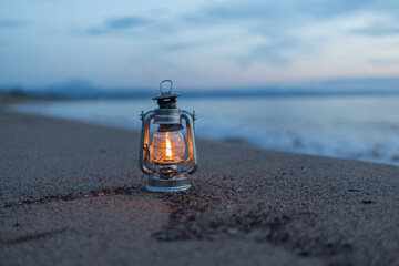 夕日の海とオイルランタン