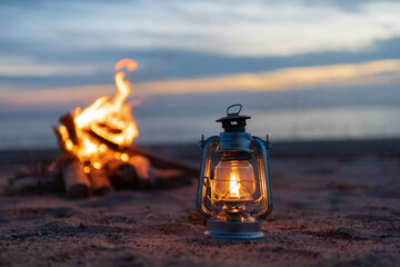 夕日の海とオイルランタン