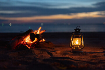 夕日の海とオイルランタン