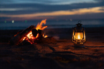 夕日の海とオイルランタン