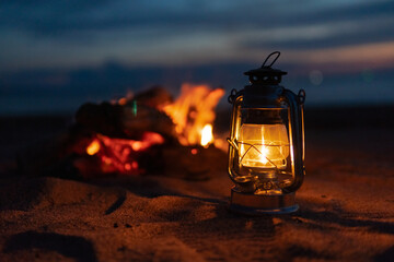 夕日の海とオイルランタン