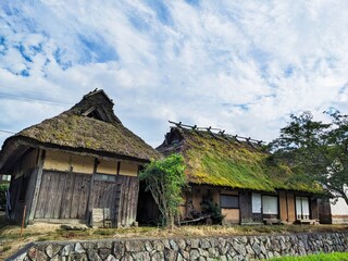 茅葺屋根の家